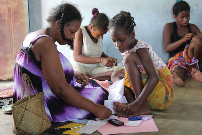 mother-daughter-sewing-training-mhm.jpg