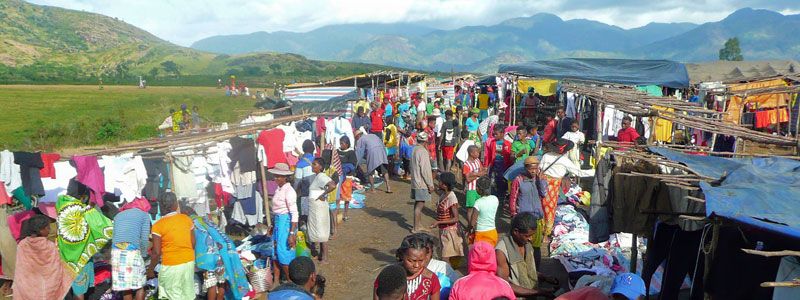 An extremely busy market scene in Tsagnoria