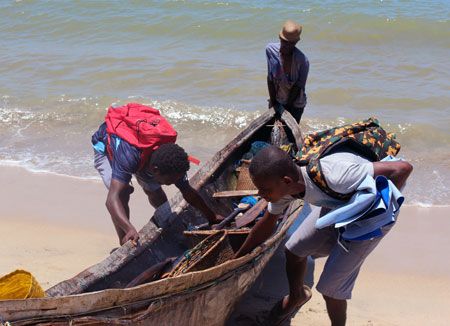 landings-with-fishers-sainte-luce-madagascar.jpg