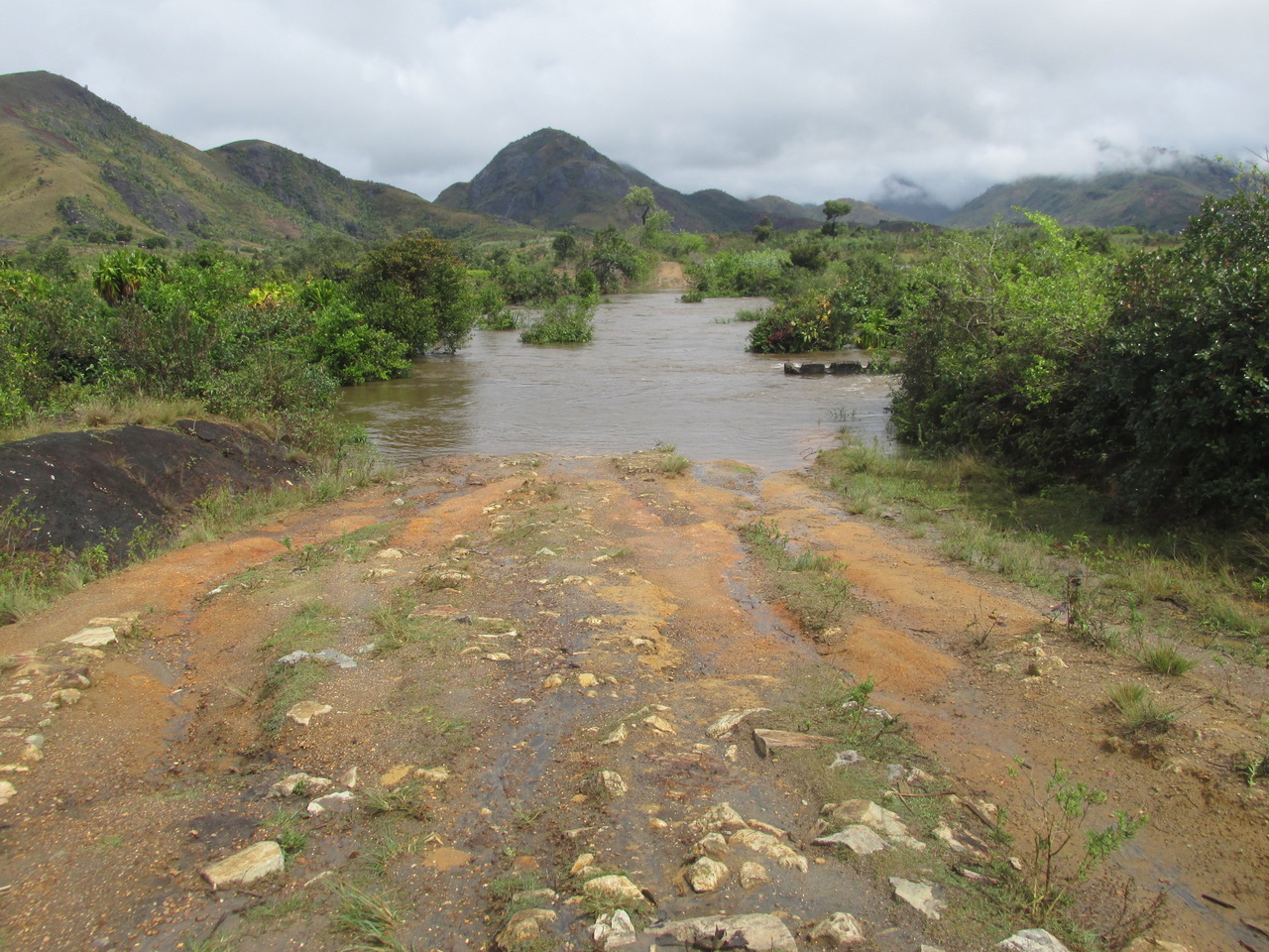 Vatambe bridge under water