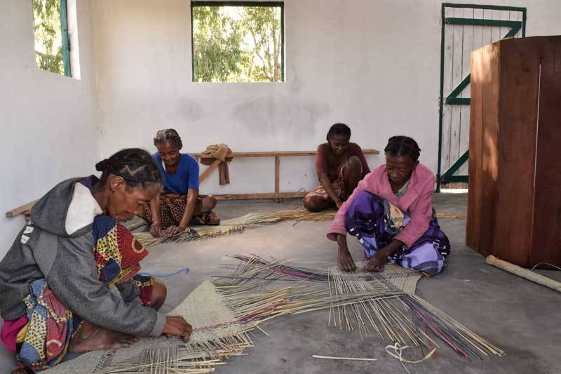 Weavers-at-work,-mahampy-workshop.jpg