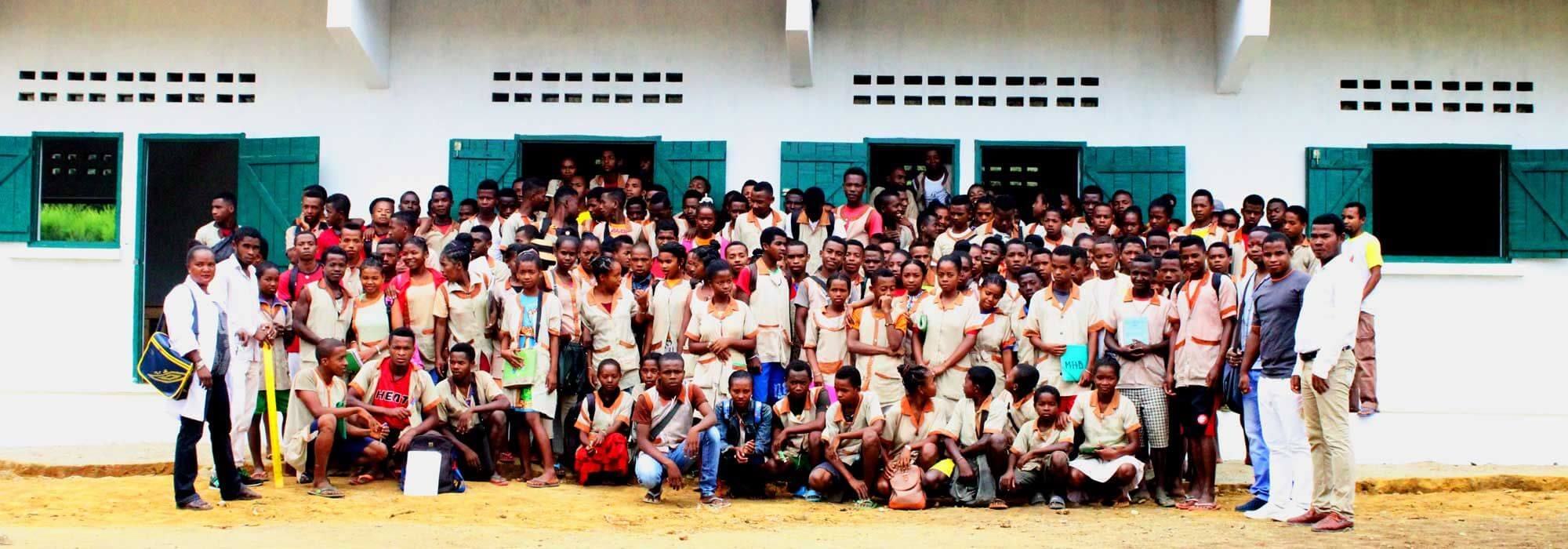 Ranomafana Lycee school finished with kids and teachers outside